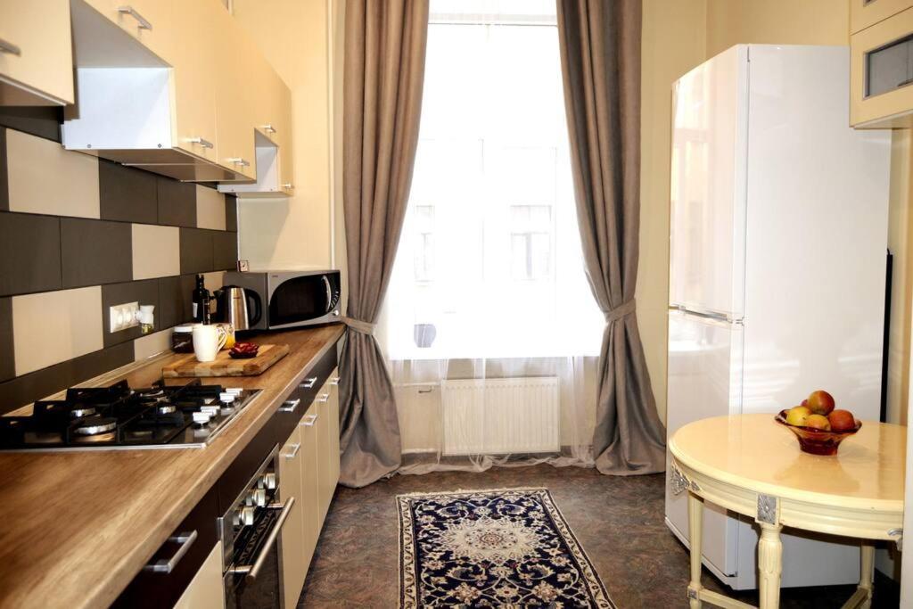 Unique Spacious Classic 3 Bedroom Midtown Apartment ! Billiard Room ! รีกา ภายนอก รูปภาพ