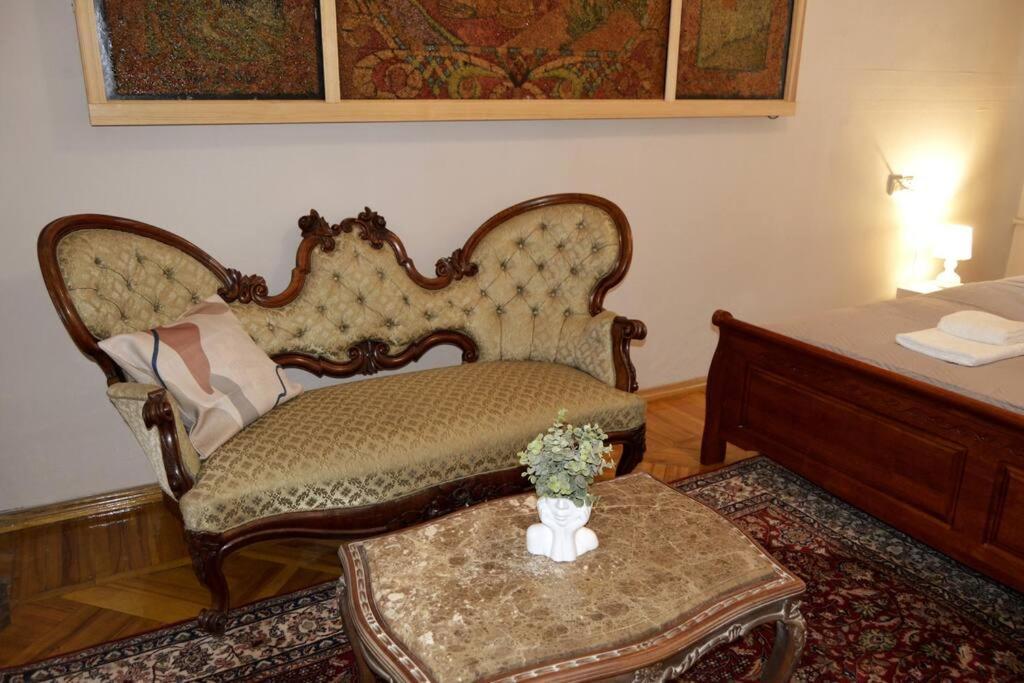 Unique Spacious Classic 3 Bedroom Midtown Apartment ! Billiard Room ! รีกา ภายนอก รูปภาพ