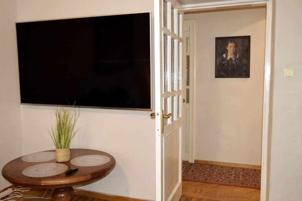 Unique Spacious Classic 3 Bedroom Midtown Apartment ! Billiard Room ! รีกา ภายนอก รูปภาพ
