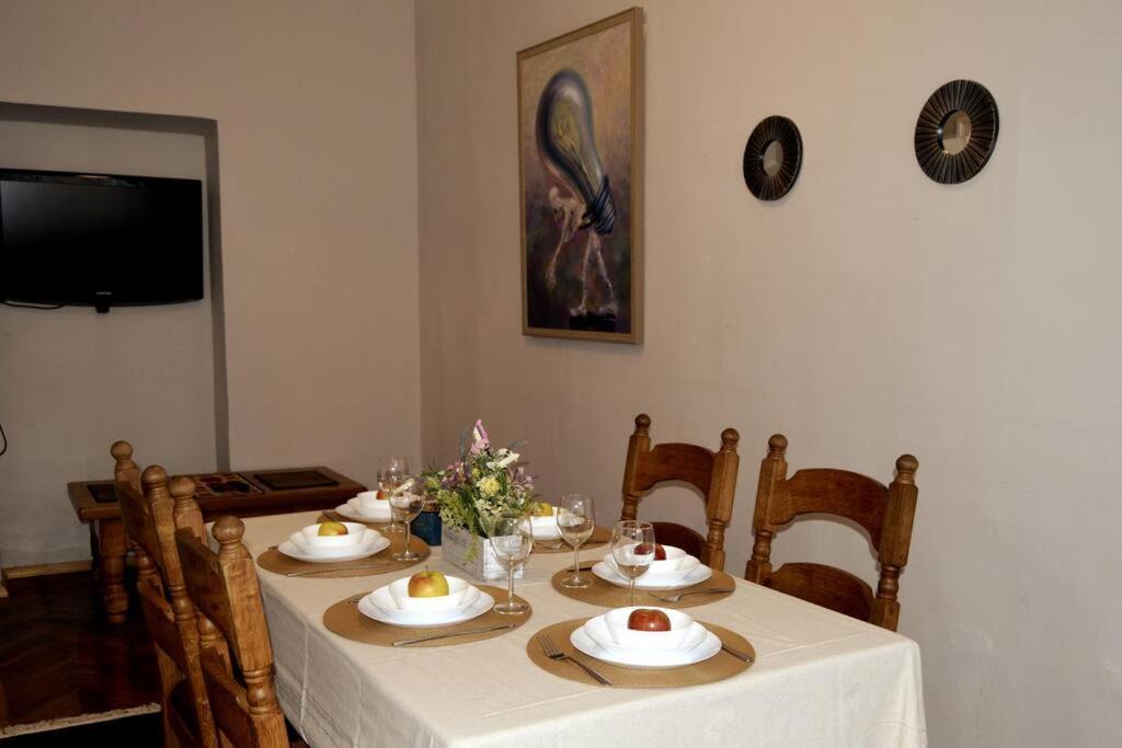 Unique Spacious Classic 3 Bedroom Midtown Apartment ! Billiard Room ! รีกา ภายนอก รูปภาพ