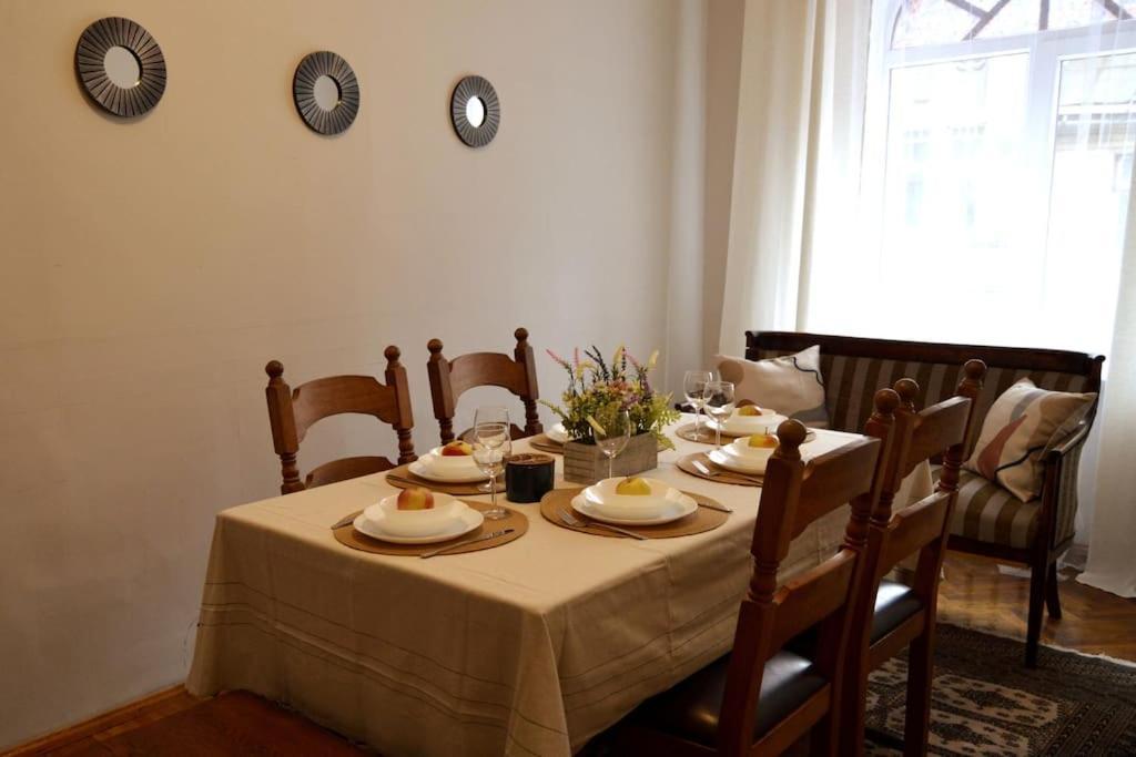 Unique Spacious Classic 3 Bedroom Midtown Apartment ! Billiard Room ! รีกา ภายนอก รูปภาพ